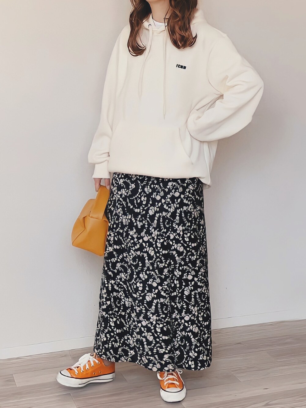 「FCMM、韓国ファッション、フーディー、パーカー、ロングスカート、Ungrid、コンバース、スニーカーコーデ、converse、ミニバッグ、カジュアル、春コーデ」｜「FCMMのCLUB ESSENTIAL HOODIE/クラブエッセンシャルフーディー（パーカー、ベージュ系）」を使った、舞妓さん（レディース・160cm）の春コーディネートの1枚目の写真