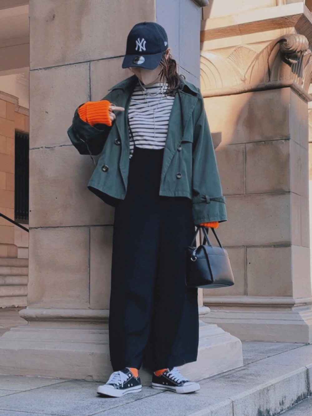 ブルー系のキャップ、シルバー系のネックレスを着用したレディースの冬コーディネートの1枚目の写真