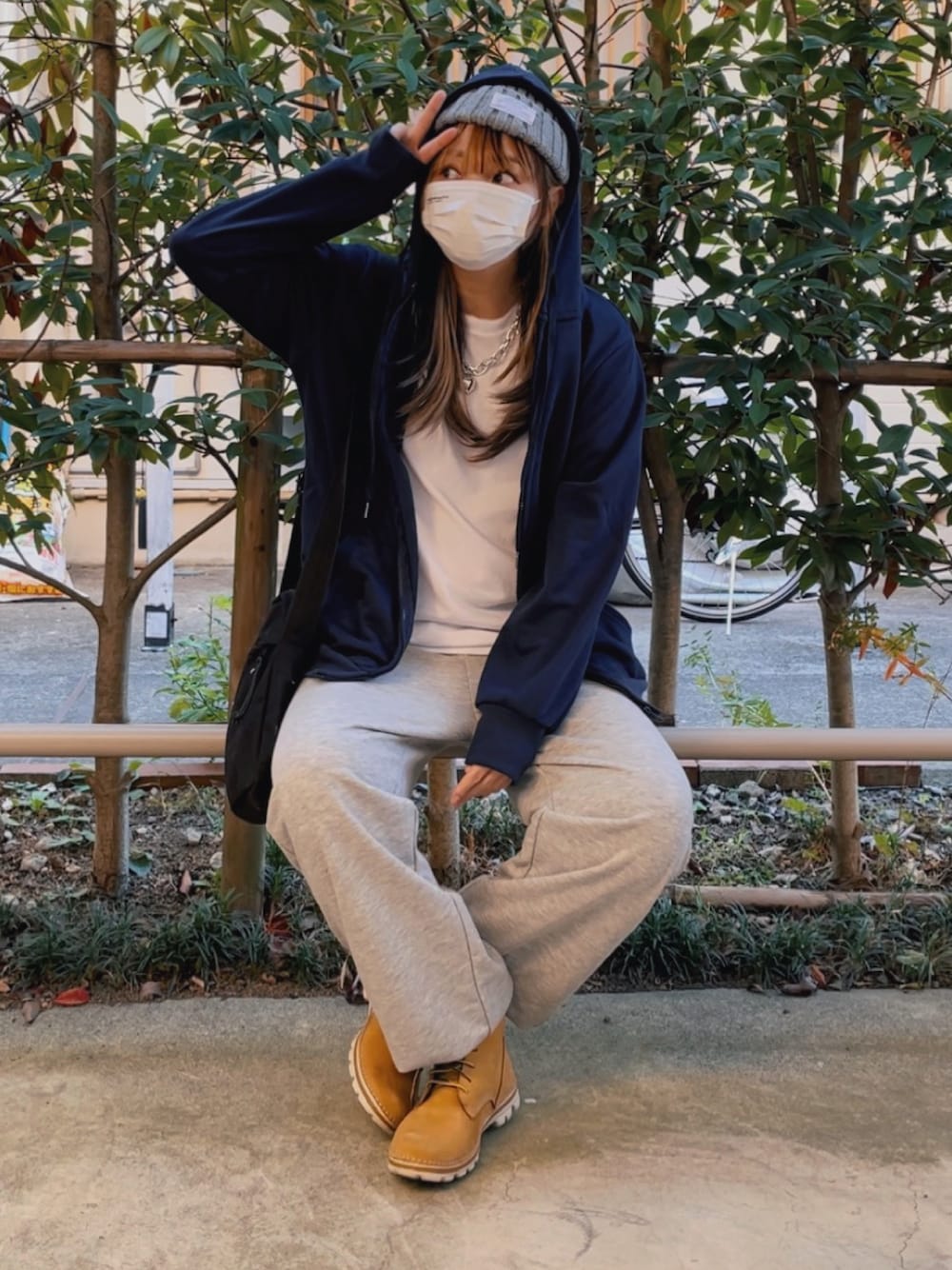 「パーカー、DoulaDoula、スウェット、スウェットパンツ、NEW ERA、ブーツ、Timberland、ニット帽、重ね着ベストシーズン、ショルダーバッグ、ストリート、モノトーン」｜「UlyssesのBIGシルエットジップアップパーカ（パーカー、ブルー系）」を使った、舞妓さん（レディース・160cm）の秋コーディネートの1枚目の写真