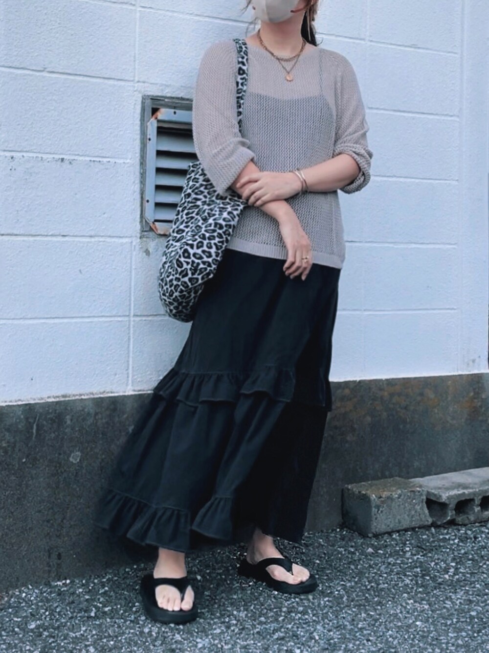 ベージュ系のニット/セーター、ブラック系のワンピース、ブラック系のトートバッグを着用したレディースの夏コーディネートの1枚目の写真