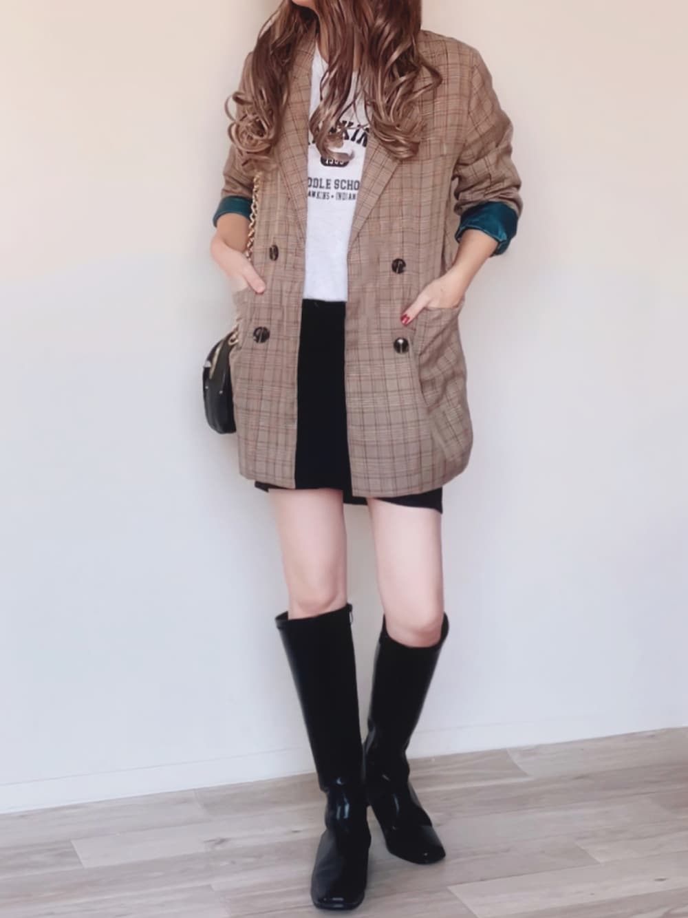 「チェック、グリーン、テーラードジャケット、ミニスカート、dholic、ロングブーツ、ロゴスウェット、プチプラ、ミニバッグ、GRL、韓国ファッション、秋コーデ、スクエアトゥ、秋服準備はじめました、JUNOAH」｜「JUNOAHのチェックテーラードジャケット（テーラードジャケット、ベージュ系）」を使った、舞妓さん（レディース・160cm）の秋コーディネートの1枚目の写真