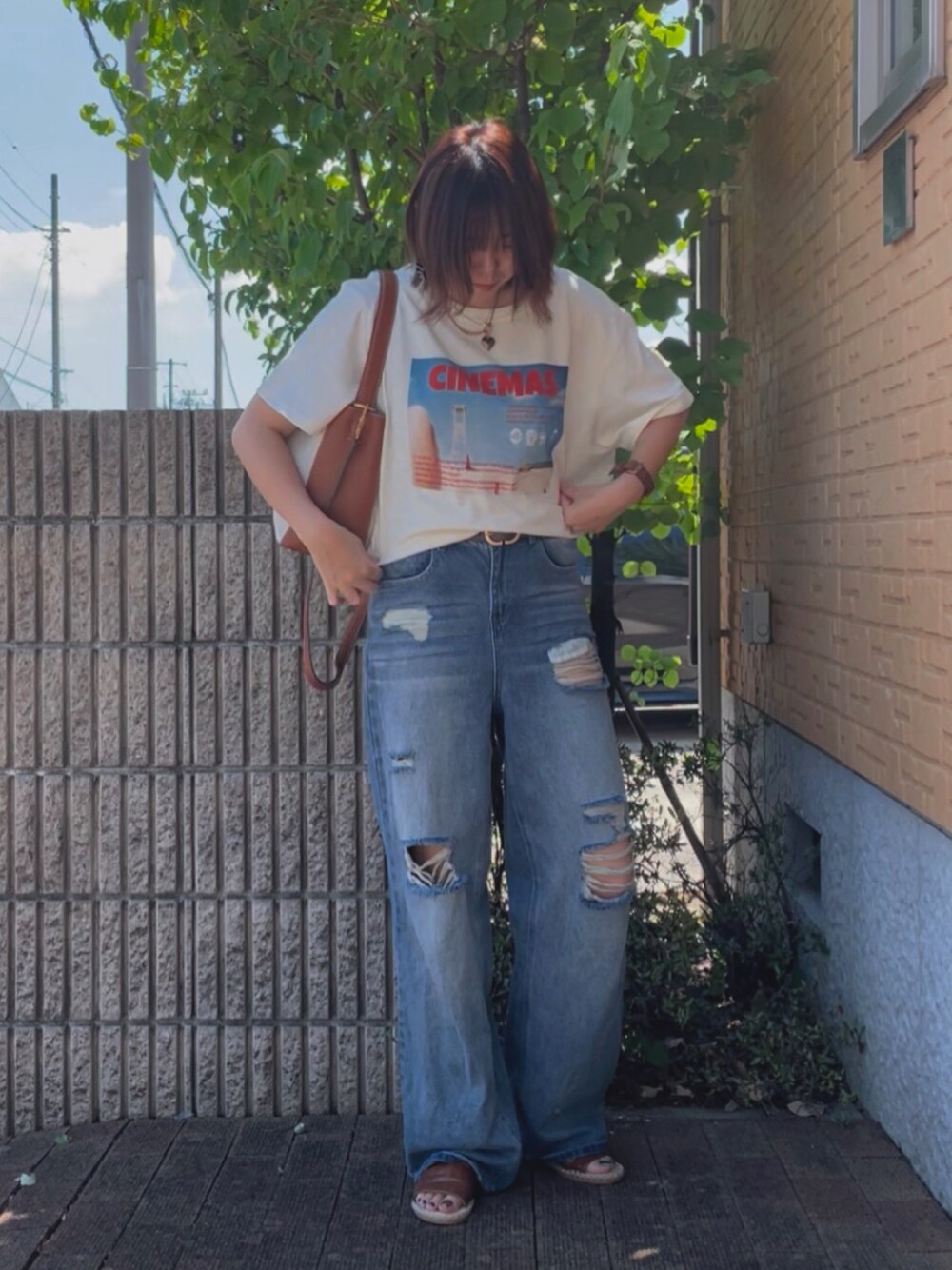 ホワイト系のTシャツ/カットソーを着用したレディースの夏コーディネートの1枚目の写真