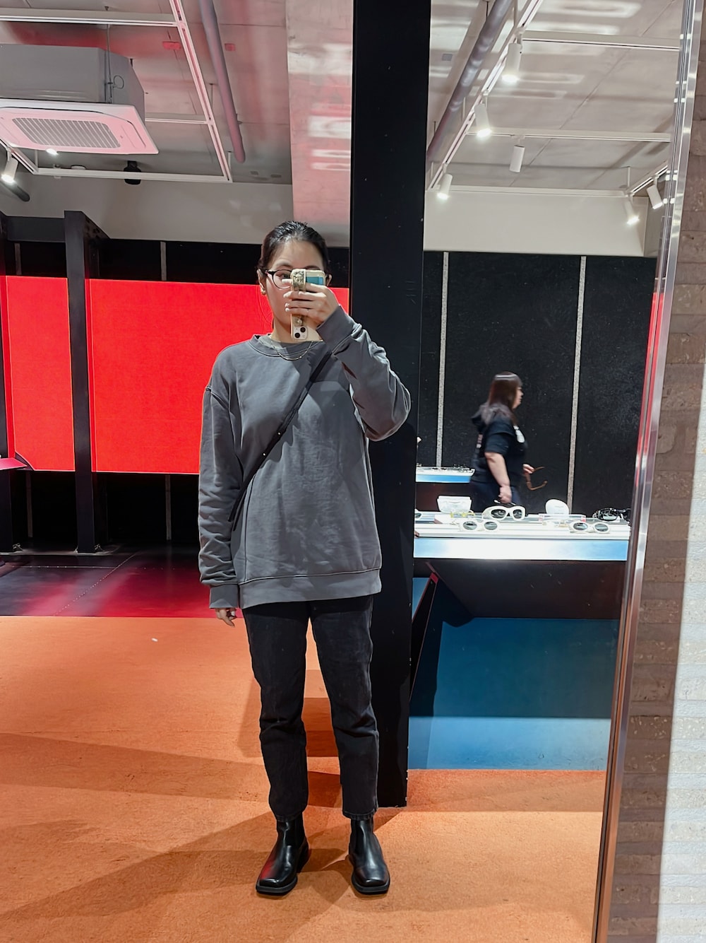 「秋のコーデ、秋服コーデ、オトナ女子、オトナカジュアル、ビッグシルエット、韓国ブランド、韓国ファッション、韓国好きな人と繋がりたい、30代コーデ、30代、ブーツスタイル、ガニー、大人カジュアル、ショートブーツ、モノトーンコーデ」｜「musinsaのアイテム（トップス、グレー系）」を使った、miihooさん（レディース・162cm）の秋コーディネートの1枚目の写真