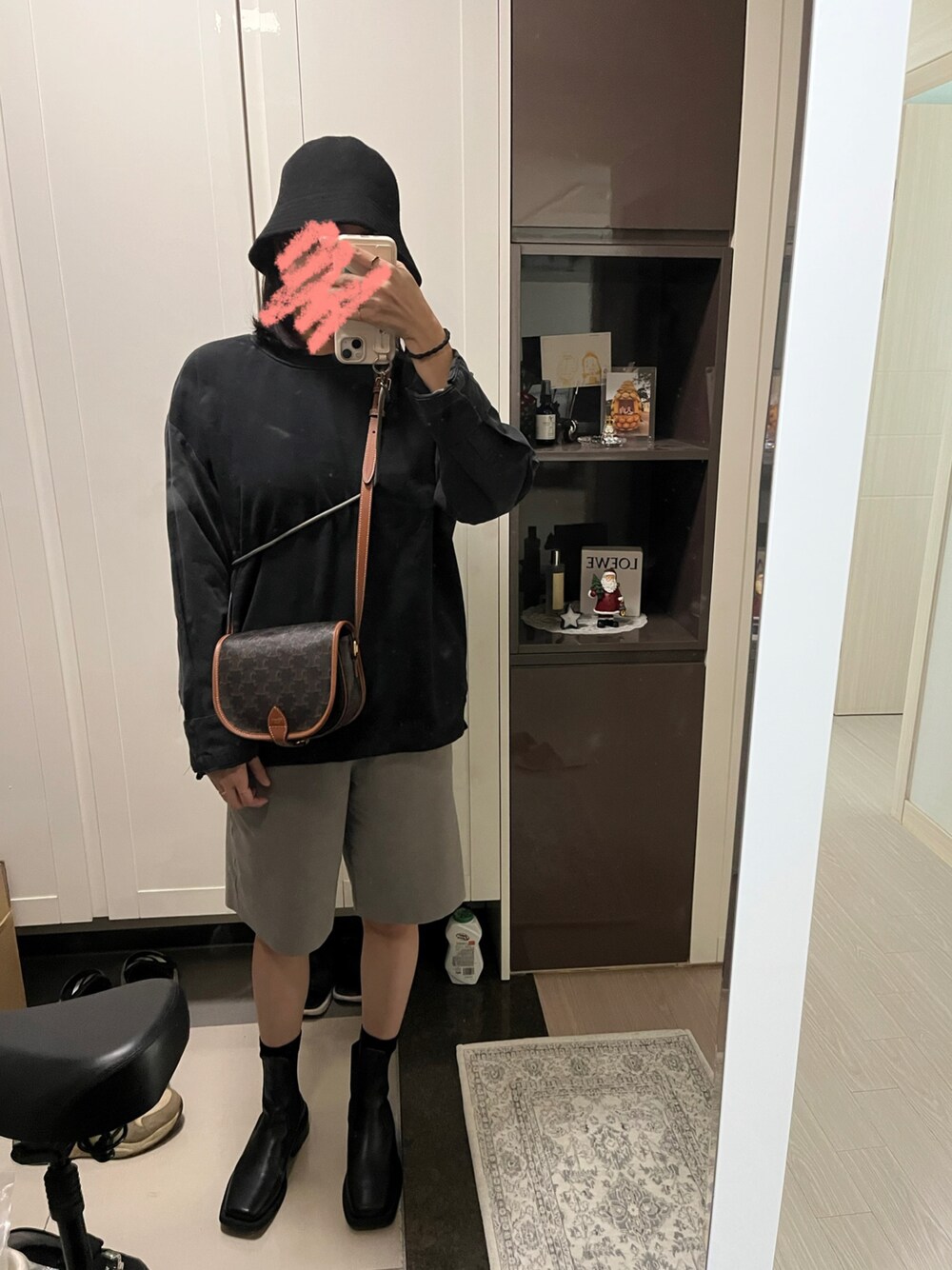 「レザー、秋服コーデ、着回しコーデ、シンプルスタイル、秋冬、プチプラ、30代コーデ、30代、メガネ女子、韓国好きな人と繋がりたい、韓国」｜「UNIQLOのアイテム（ハット、ブラック系）」を使った、miihooさん（レディース・162cm）の秋コーディネートの1枚目の写真