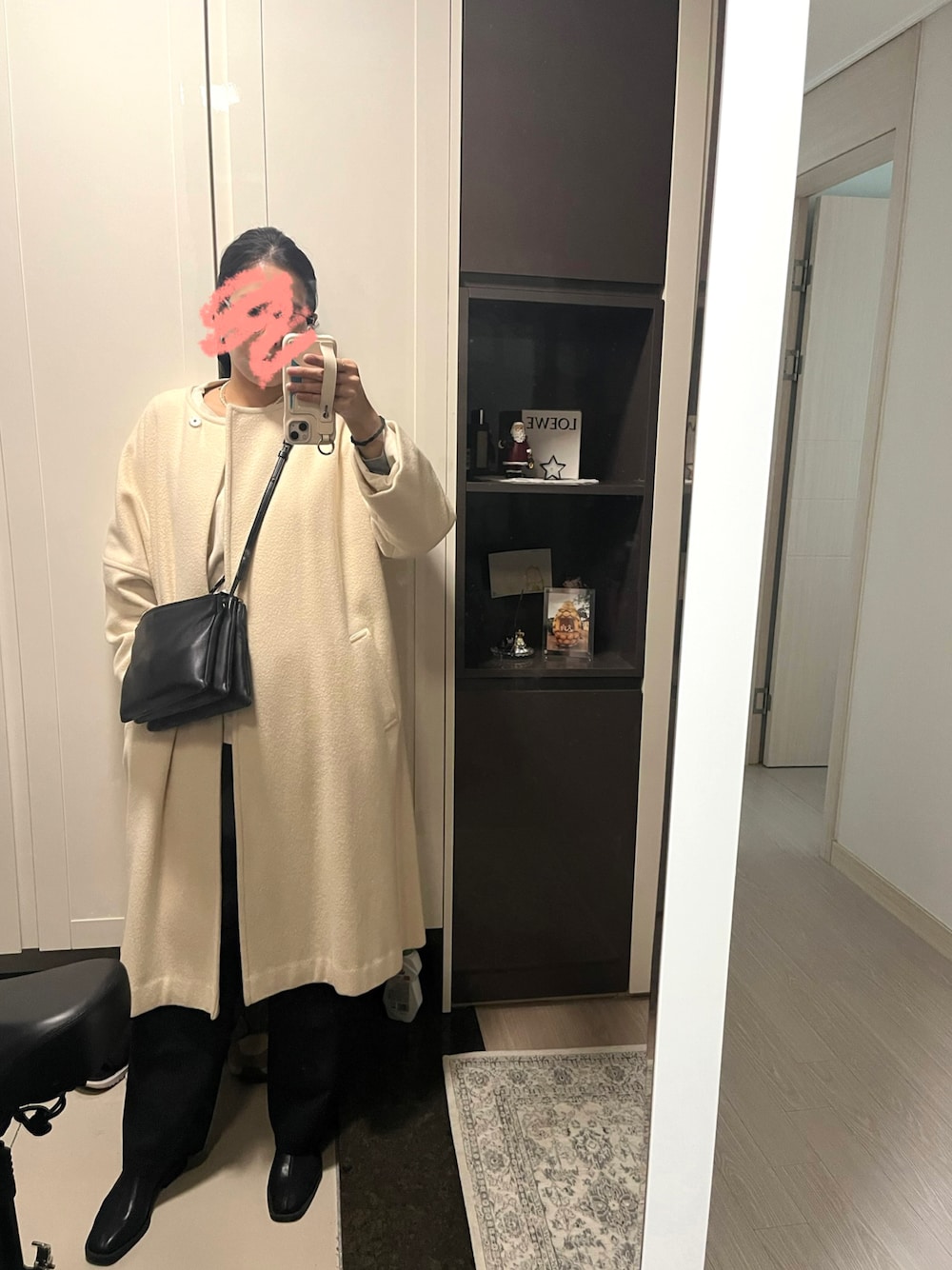 「ロングコート、冬、韓国、韓国好きな人と繋がりたい、30代コーデ、30代、キレイめカジュアル」｜「CELINEのアイテム（ショルダーバッグ、ブラック系）」を使った、miihooさん（レディース・162cm）の秋コーディネートの1枚目の写真