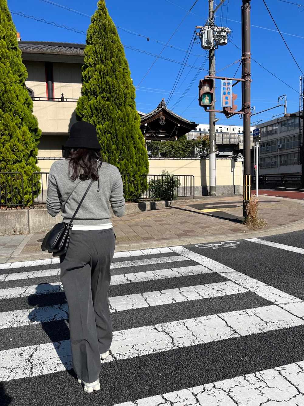 「秋服コーデ、ファッションを楽しもう、オトナカジュアル、大人かわいい、モノトーンコーデ、30代コーデ、30代ファッション、韓国ファッション、韓国ブランド、韓国好きな人と繋がりたい、ユニジョ、ニューバランス、UNIQLO、休日コーデ」｜「UNIQLOのアイテム（スラックス、グレー系）」を使った、miihooさん（レディース・162cm）の秋コーディネートの1枚目の写真