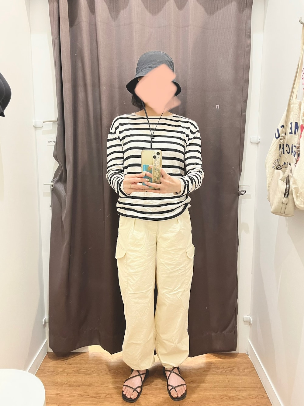 「春夏コーデ、シンプルスタイル、オトナカジュアル、ラクチンコーデ、今日のコーデ、シンプル、韓国ファッション、30代コーデ、30代、カーゴパンツ、サンダル、メガネ女子、韓国好きな人と繋がりたい」｜「UNIQLOのアイテム（カーゴパンツ、ベージュ系）」を使った、miihooさん（レディース・162cm）の春コーディネートの1枚目の写真