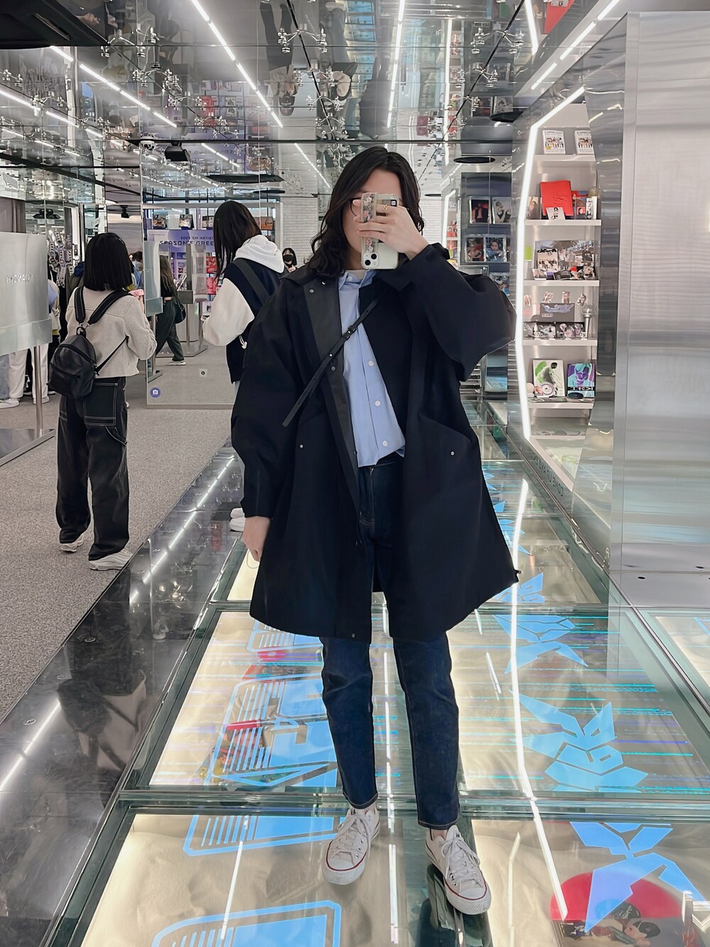 「春服、デニム、韓国好きな人と繋がりたい、シンプルコーデ、シャツコーデ、楽チンコーデ」｜「UNIQLOのアイテム（ジャケット/アウター、ブラック系）」を使った、miihooさん（レディース・162cm）の春コーディネートの1枚目の写真