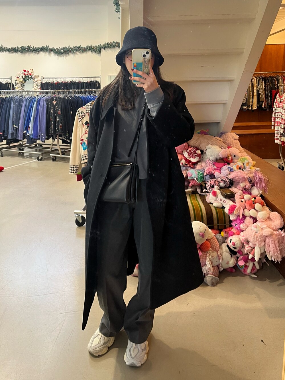 「今日のコーデ、ビッグシルエット、大人カジュアル、アウターコーデ、パンツコーデ、韓国ファッション、韓国ブランド、韓国好きな人と繋がりたい、スニーカーコーデ、冬のコーデ、ユニクロ、ニューバランス、musinsa、セリーヌトリオ、30代コーデ」｜「NEW BALANCEのアイテム（スニーカー、ホワイト系）」を使った、miihooさん（レディース・162cm）の冬コーディネートの1枚目の写真