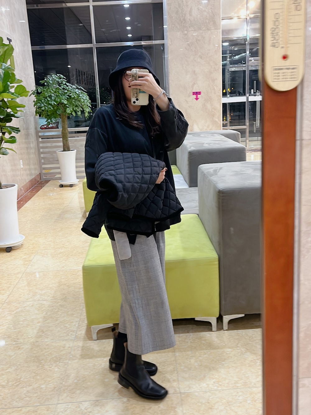 「ファッションを楽しもう、大人カジュアル、秋服コーデ、プチプラ、モノトーン、おでかけコーデ、シンプルスタイル、着回しコーデ、楽チンコーデ、韓国ファッション、韓国ブランド、韓国好きな人と繋がりたい、韓国、モノトーンコーデ、今日のコーデ」｜「indibrandのアイテム（トップス、ブラック系）」を使った、miihooさん（レディース・162cm）の秋コーディネートの1枚目の写真