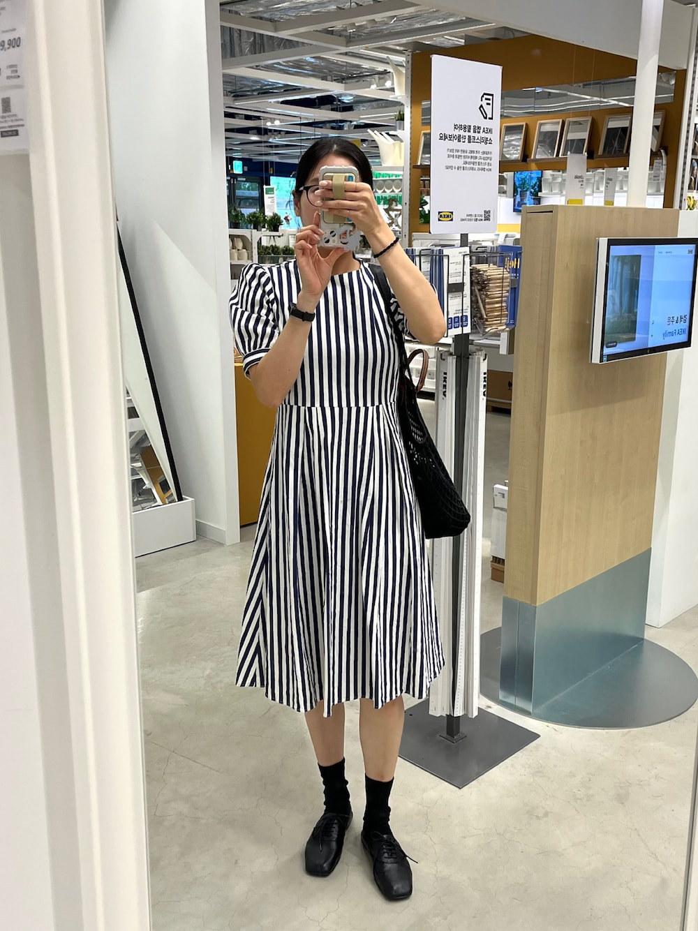 「夏コーデ、韓国ファッション、ラクチンコーデ、ワンピース、韓国好きな人と繋がりたい、30代コーデ、30代ファッション、ストライプワンピース」｜「LOEWEのアイテム（シューズ、ブラック系）」を使った、miihooさん（レディース・162cm）の夏コーディネートの1枚目の写真