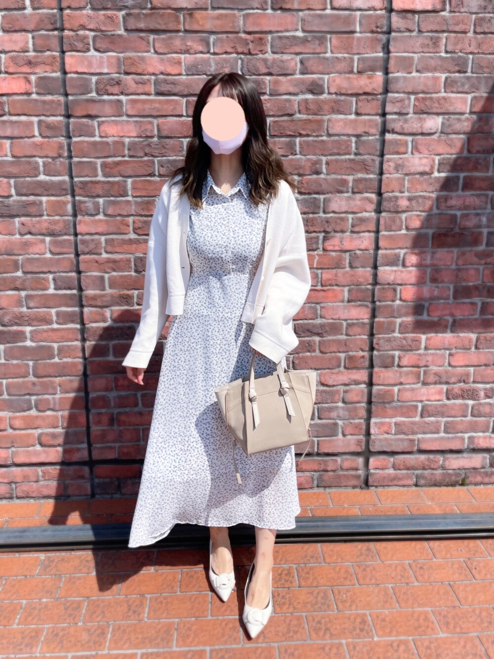 「ごきげんウィーク、お出かけコーデ、シンプル、今日のコーデ、ワンピース、ホワイト、カーディガン、プチプラ」｜「RANDAのストレスフリー/バックルベルトポインテッドトゥパンプス（パンプス、ホワイト系）」を使った、🌙さん（レディース・157cm）の春コーディネートの1枚目の写真