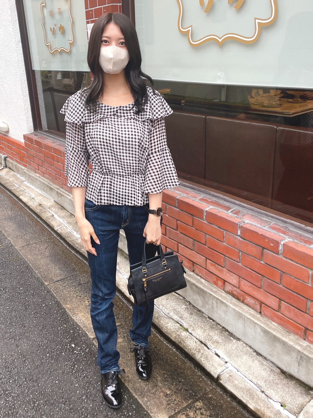 「ゆるコーデ、パンツスタイル、休日スタイル、カジュアルコーデ、雨の日コーデ、デニムコーデ、ギンガムチェック」｜「mysty womanの【WEB限定】花柄シフォンブラウス（シャツ/ブラウス、ブラック系）」を使った、🌙さん（レディース・157cm）の秋コーディネートの1枚目の写真