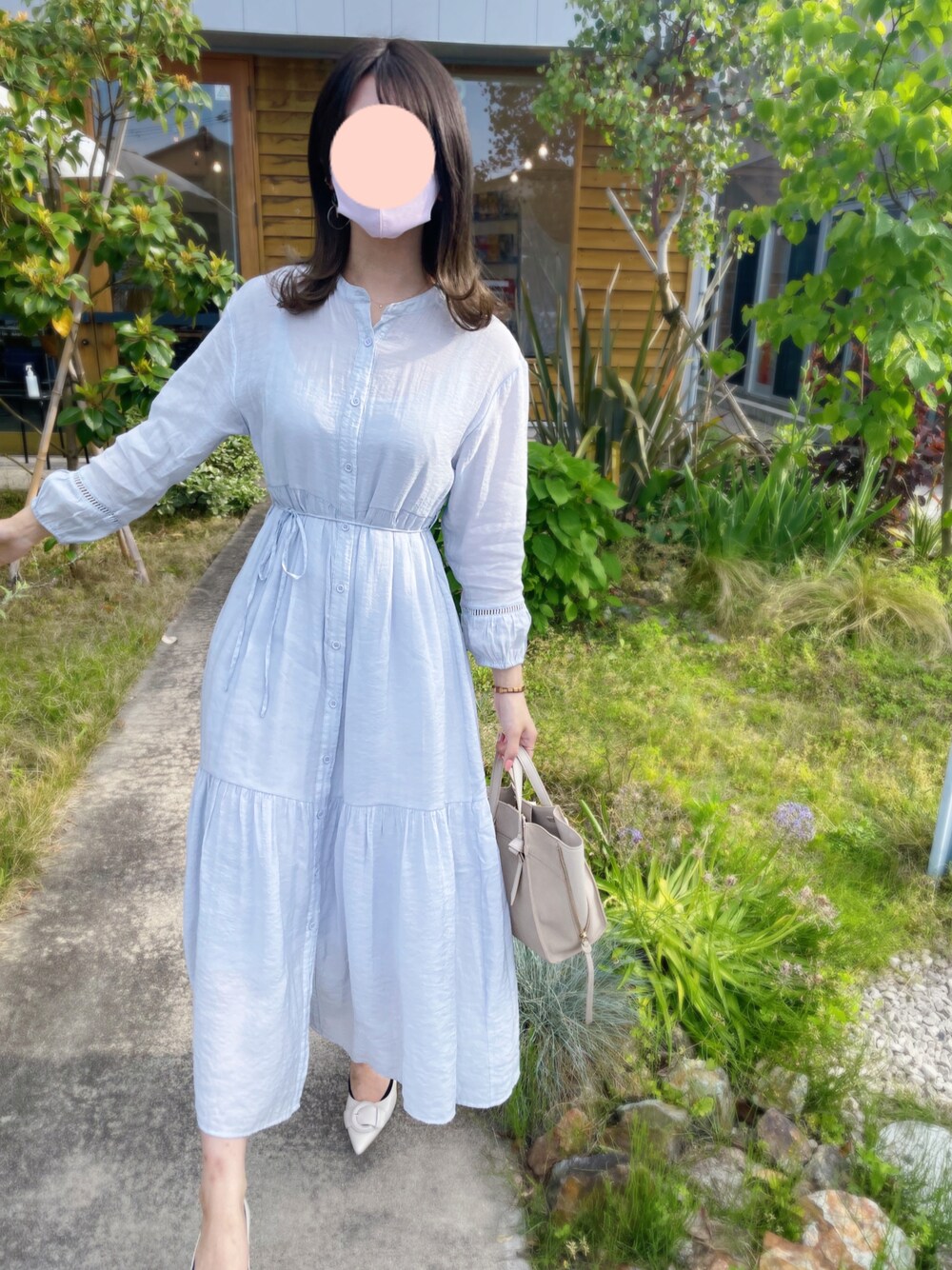 「シンプルコーデ、初夏コーデ、春夏コーデ、ラクチンコーデ、ワンピース」｜「RANDAのストレスフリー/バックルベルトポインテッドトゥパンプス（パンプス、ホワイト系）」を使った、🌙さん（レディース・157cm）の春コーディネートの1枚目の写真