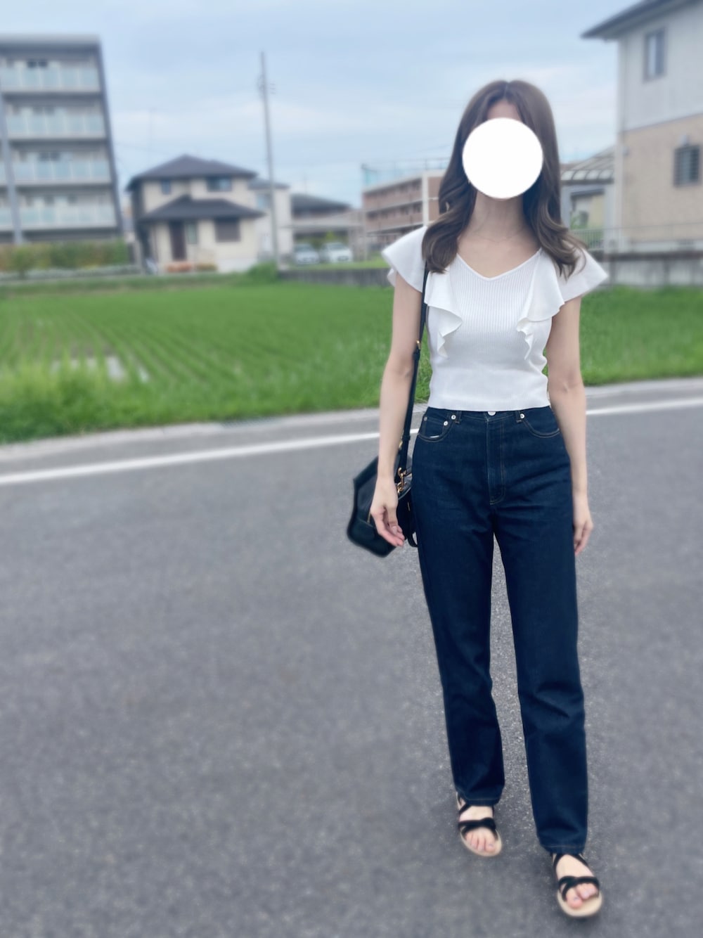 「夏、休日スタイル、サンダルコーデ、ショート丈トップス、パンツスタイル、デニムパンツ」｜「MERCURYDUOの2WAY総針ラッフルコンパクトニット（ニット/セーター、ホワイト系）」を使った、🌙さん（レディース・157cm）の夏コーディネートの1枚目の写真