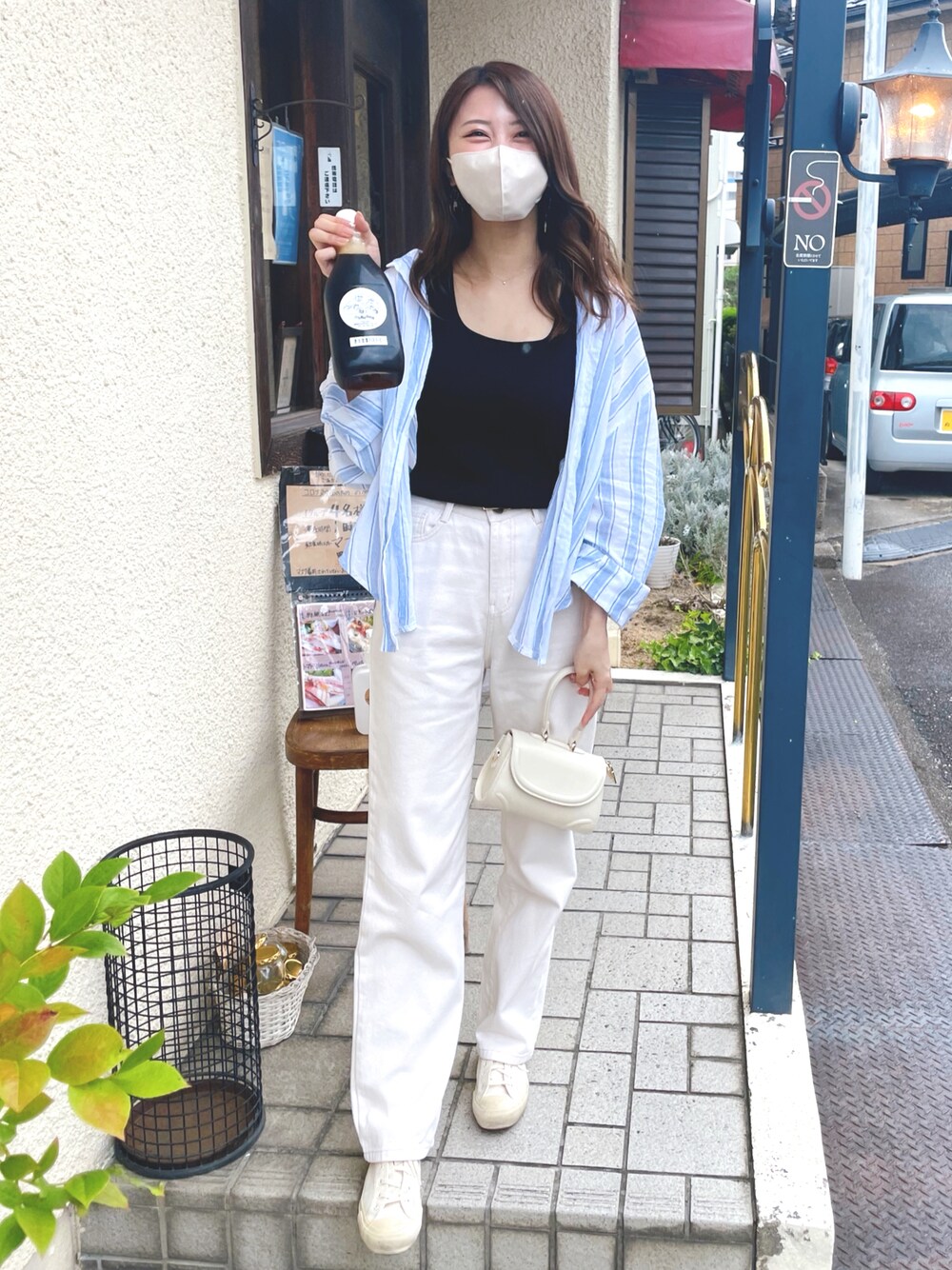 「ラクチンコーデ、カジュアルコーデ、ゆるコーデ、シャツスタイル、ストライプ、ストライプシャツ、白パンツ、スニーカー」｜「FORK&SPOONのMOONSTAR×FORK&SPOON　LOWBASKET（スニーカー、ホワイト系）」を使った、🌙さん（レディース・157cm）の秋コーディネートの1枚目の写真