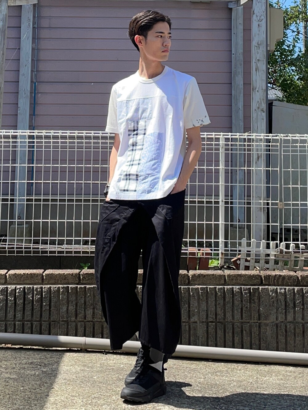 「ANREALAGE、アンリアレイジ、JUNYA WATANABE MAN、ジュンヤワタナベ、COMME des GARCONS、コムデギャルソン、COMME des GARCONS HOMME PLUS、コムデギャルソンオムプリュス、スニーカー、イヤーカフ」｜「JUNYA WATANABE MANのアイテム（Tシャツ/カットソー、ホワイト系）」を使った、HIROMUさん（メンズ・185cm）の夏コーディネートの1枚目の写真