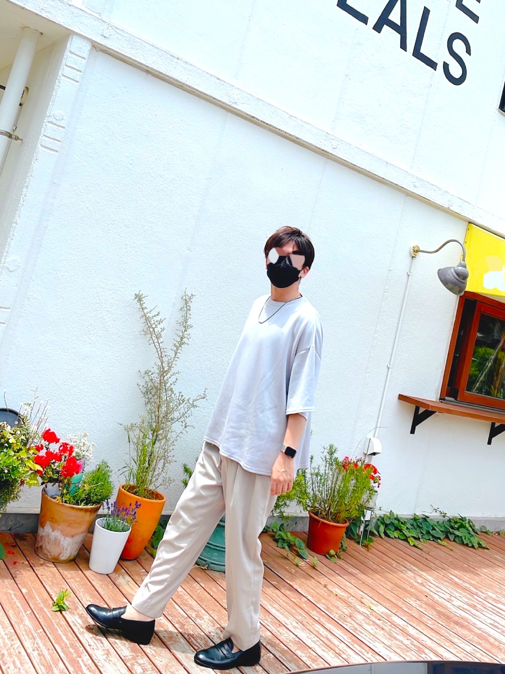 「初夏コーデ、大人カジュアル、ローファー、ワイドパンツ」｜「WYM LIDNMの【WYM LIDNM】RATINE SEMI WIDE TAPERED SLACKS（スラックス、ベージュ系）」を使った、🎖🐢🎖さん（メンズ・175cm）の春コーディネートの1枚目の写真