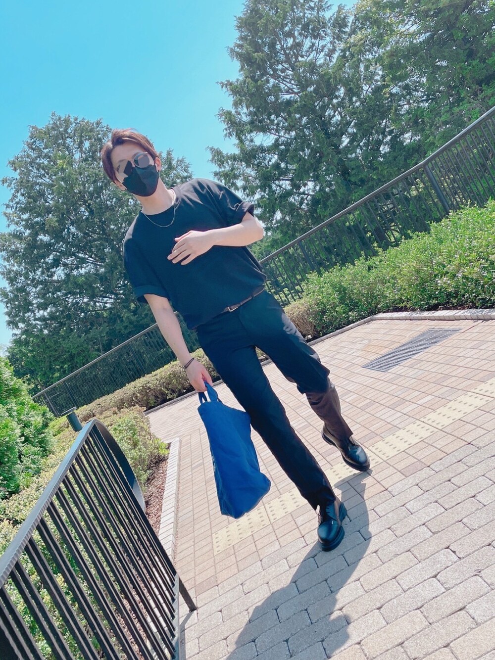 「今日のコーデ、ブラックコーデ、カジュアルコーデ、夏コーデ、GU、革靴」｜「GUのアイテム（Tシャツ/カットソー、ホワイト系）」を使った、🎖🐢🎖さん（メンズ・175cm）の春コーディネートの1枚目の写真