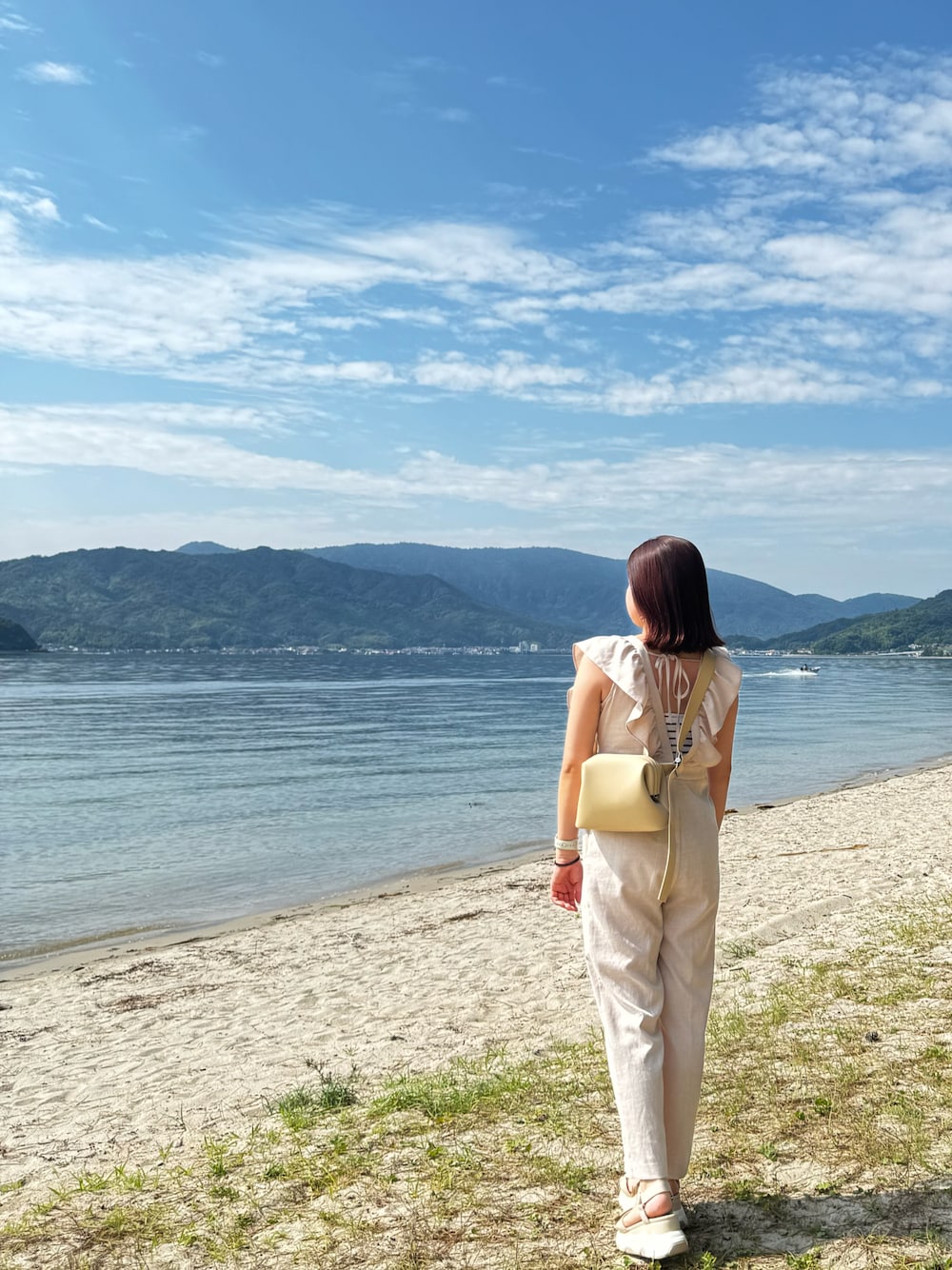 「osoi、ワントーン、夏コーデ、海、ワンショルダーバッグ、オールインワン」｜「Lucidaの23SS【Aspidiske】厚底スポーツサンダル（サンダル、ベージュ系）」を使った、sayakaさん（レディース・158cm）の夏コーディネートの1枚目の写真