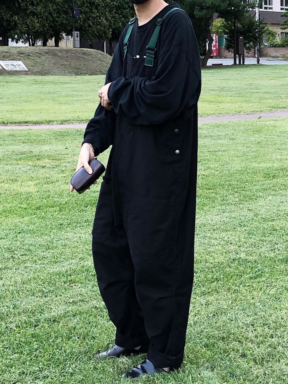 ブラック系のTシャツ/カットソー、ブラック系のサロペット/オーバーオール、ブラック系のその他シューズを着用したメンズの夏コーディネートの1枚目の写真