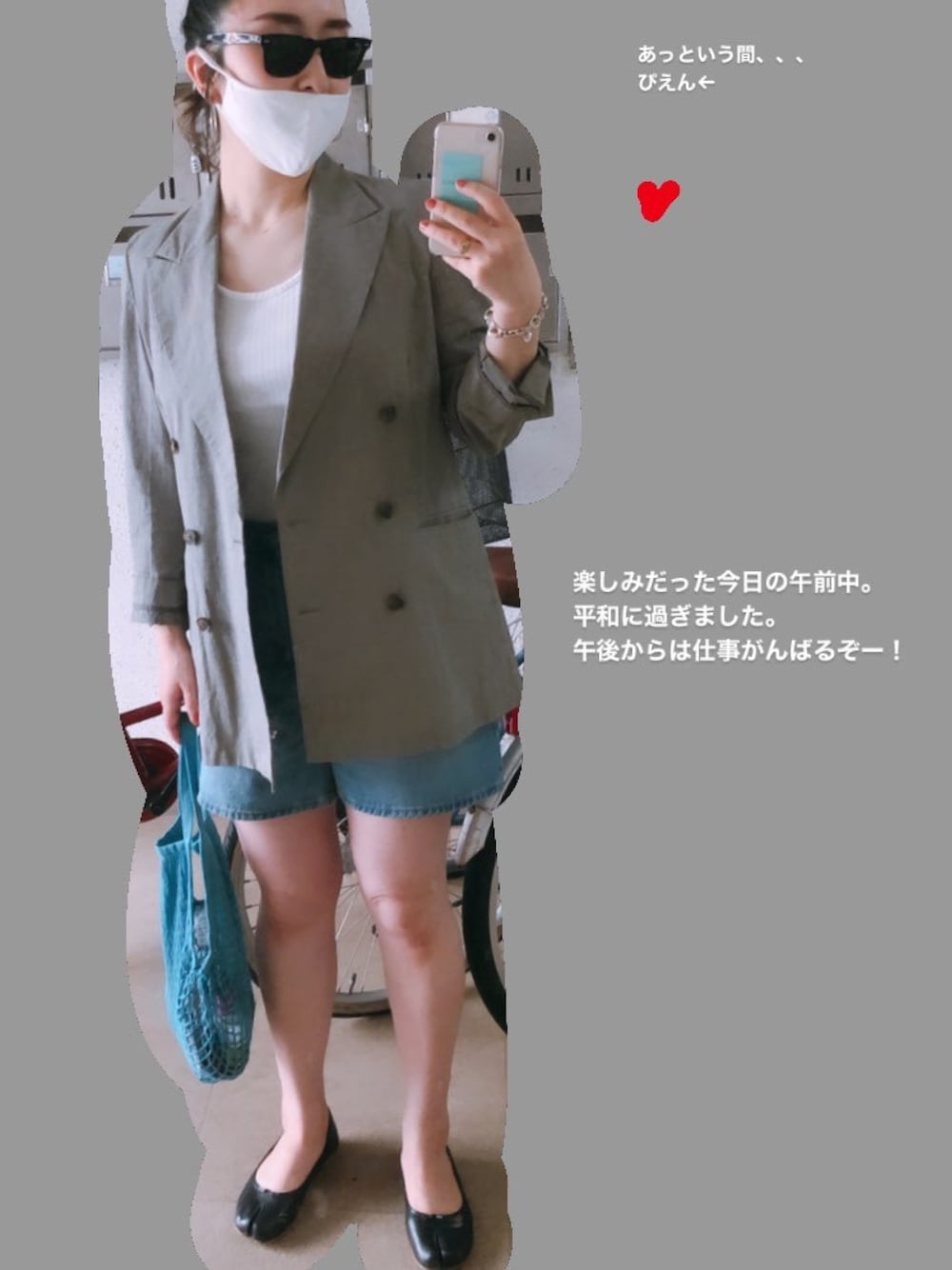 グレー系のテーラードジャケットを着用したレディースの夏コーディネートの1枚目の写真