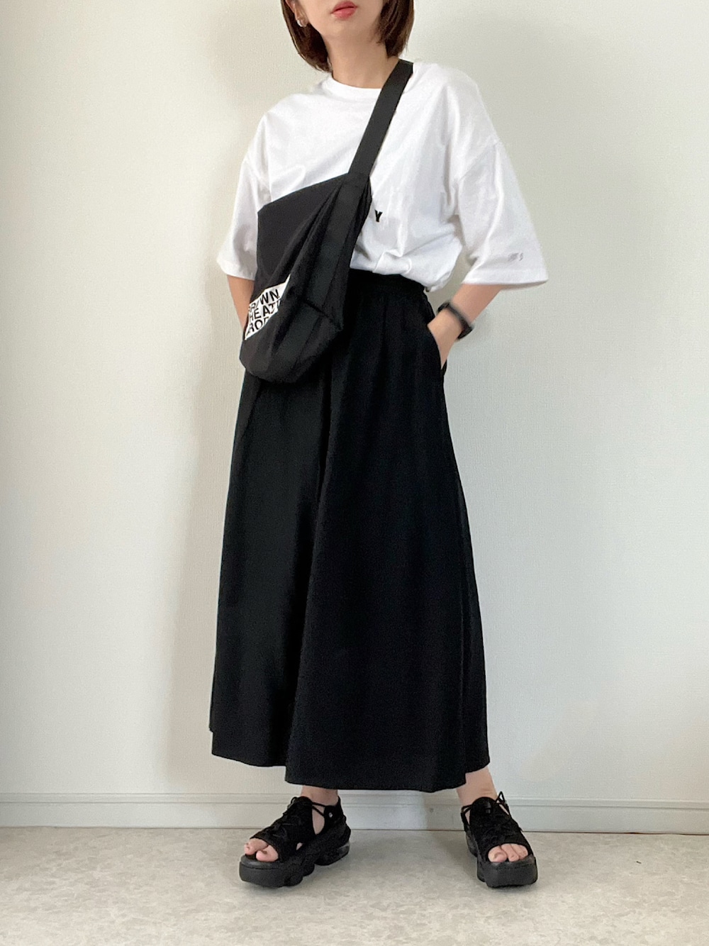 「スカンツ、休日コーデ、モノトーンコーデ、エアマックスココ、白Tシャツ、ナイロンバッグ、骨格ウェーブ、ラクチンコーデ、Re:EDIT」｜「CANAL JEANの1975 TOKYO(1975 トーキョー) "Heavy Water"ルーズTシャツ（Tシャツ/カットソー、ホワイト系）」を使った、maiko さん（レディース・159cm）の夏コーディネートの1枚目の写真