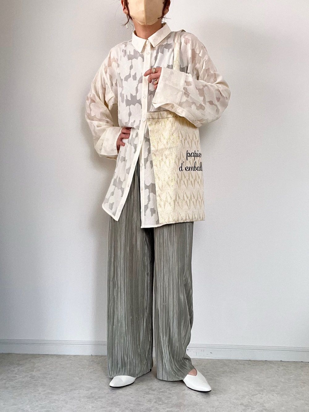 「ジャガード、ブラウス、花柄ブラウス、プリーツパンツ、トートバッグ、プチプラ、休日コーデ、ママコーデ、ゆったりコーデ」｜「GRLのサテンプリーツパンツ（その他パンツ、グリーン系）」を使った、maiko さん（骨格ウェーブ・レディース・159cm）の春コーディネートの1枚目の写真