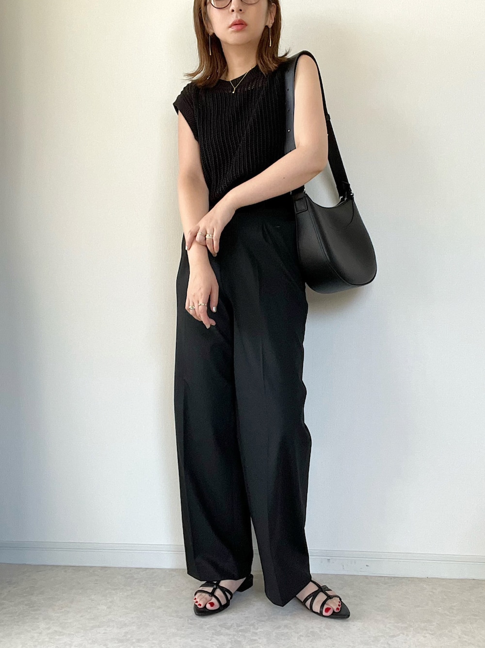「アツいコーデ全部見せ、GU、UNIQLO、きれいめカジュアル、黒コーデ、夏、プチプラ、骨格ウェーブ、ママファッション、メッシュニット、タックワイドパンツ、レザータッチワンハンドルバッグ」｜「SMELLYのドロップメタル2レンネックレス（ネックレス、ゴールド系）」を使った、maiko さん（骨格ウェーブ・レディース・159cm）の夏コーディネートの1枚目の写真