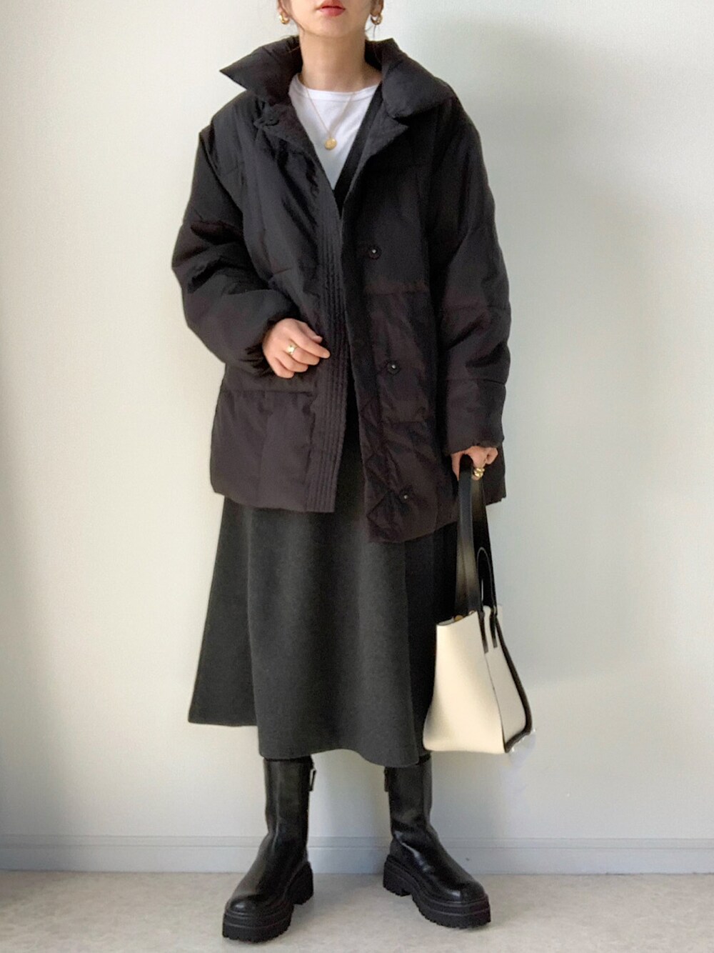 「秋冬コーデ、UNIQLO、プチプラ、ジャンパースカート、ジャンスカ、ブラッシュドジャージージャンパースカート、ダウンジャケット、モノトーンコーデ、ラクチンコーデ、ロングワンピース、トラックソールブーツ、着回しコーデ、きれいめカジュアル」｜「Re:EDITのスタンドカラーファイバーダウンジャケット（ダウンジャケット/コート、ブラック系）」を使った、maiko さん（レディース・159cm）の秋コーディネートの1枚目の写真