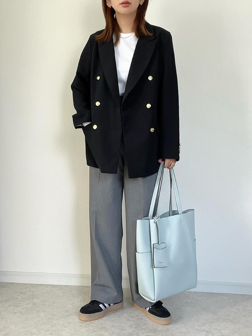 「紺ブレ、ジャケット、タックワイドパンツ、UNIQLO、きれいめカジュアル、春ファッション、samba、ジャケットスタイル、ママファッション」｜「FREAK'S STOREの限定展開　紺ブレザー ジャケット（テーラードジャケット、ブルー系）」を使った、maiko さん（骨格ウェーブ・レディース・159cm）の冬コーディネートの1枚目の写真