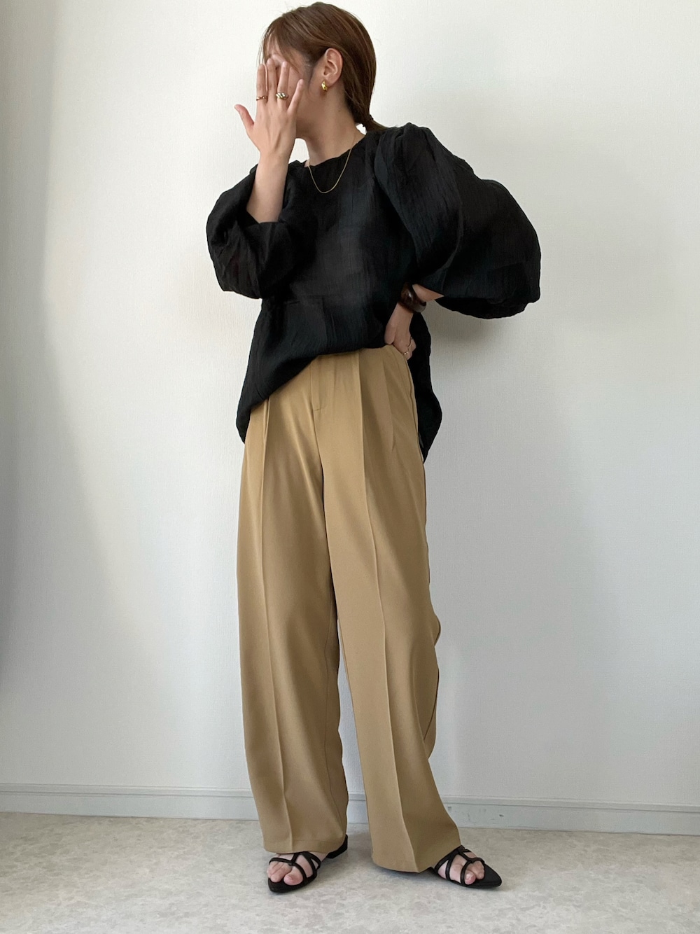 「オトナカジュアル、ブラウス、シアーシャツ、タックワイドパンツ、GU、ポインテッドフラットサンダル、プチプラ、初秋コーデ、Re:EDIT、PR」｜「Re:EDITの2WAY無地orフロッキードット柄シアー楊柳ボリュームスリーブブラウス（シャツ/ブラウス、ブラック系）」を使った、maiko さん（骨格ウェーブ・レディース・159cm）の夏コーディネートの1枚目の写真