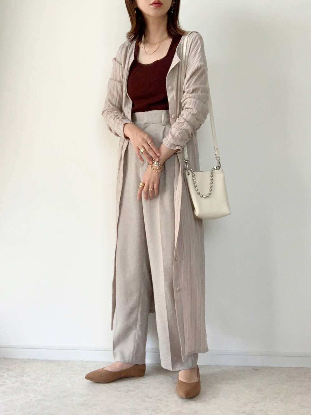 「シャツワンピース、シャツワンピ、シャーリング、ロングワンピース、秋のコーデ、秋服準備はじめました、ワントーンコーデ、大人コーデ、UNIQLO、リラックススタイル、淡色コーデ、休日コーデ」｜「INTER FACTORYのWEARISTA maiko × INTER FACTORY　３wayポケット付Iラインワンピース（シャツワンピース、ベージュ系）」を使った、maiko さん（レディース・159cm）の秋コーディネートの1枚目の写真