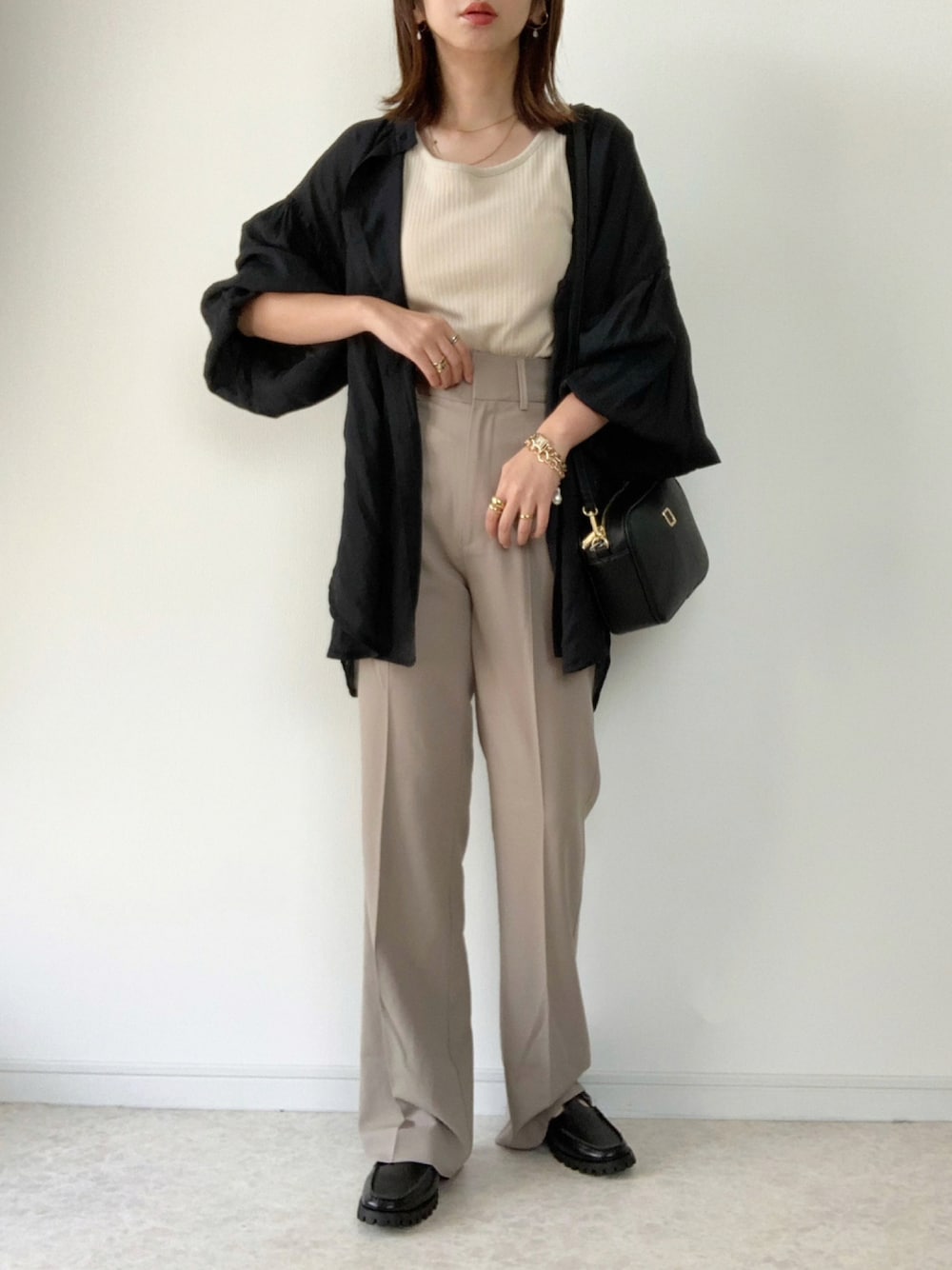 「シアーシャツ、秋コーデ、秋服準備はじめました、大人カジュアル、パンツスタイル、センタープレスパンツ、着まわし、ローファー、プチプラ、スクエアトゥ、ブラック、シャツスタイル」｜「JUNOAHのボリュームスリーブスタンドカラーシアーシャツ（シャツ/ブラウス、ブラック系）」を使った、maiko さん（レディース・159cm）の秋コーディネートの1枚目の写真