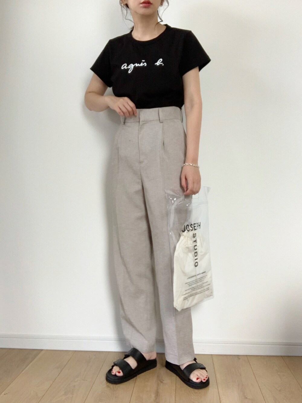 「COOLなこのコが仲間入り、ロゴT、agnes b.、テーパードパンツ、黒Tシャツ、モノトーンコーデ、クリアバッグ、夏コーデ、オトナカジュアル、Tシャツコーデ」｜「agnes b.のS137 TS ロゴTシャツ（Tシャツ/カットソー、ブラック系）」を使った、maiko さん（レディース・159cm）の夏コーディネートの1枚目の写真