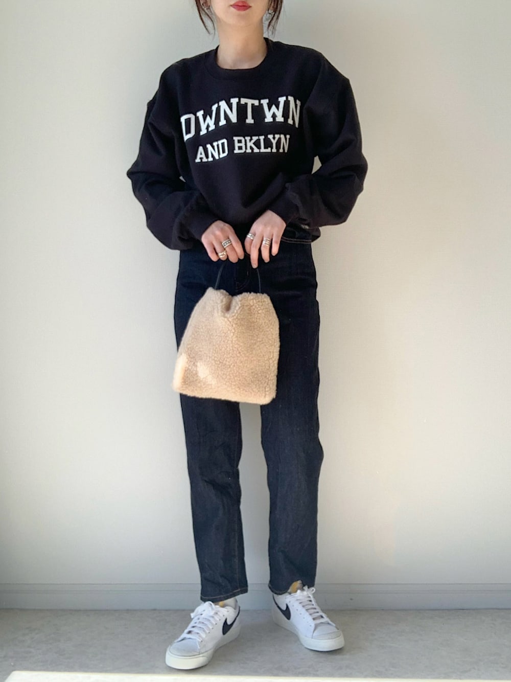 「ロゴスウェット、スウェット、スウェットコーデ、カジュアルコーデ、UNIQLO、ペグトップハイライズジーンズ、NIKE、ブレーザー、ボアバッグ、PR、ECRIRE、エクリール」｜「ECRIREの【ぴょんコラボ】GILDANロゴプリントスウェット（スウェット、ブラック系）」を使った、maiko さん（レディース・159cm）の冬コーディネートの1枚目の写真