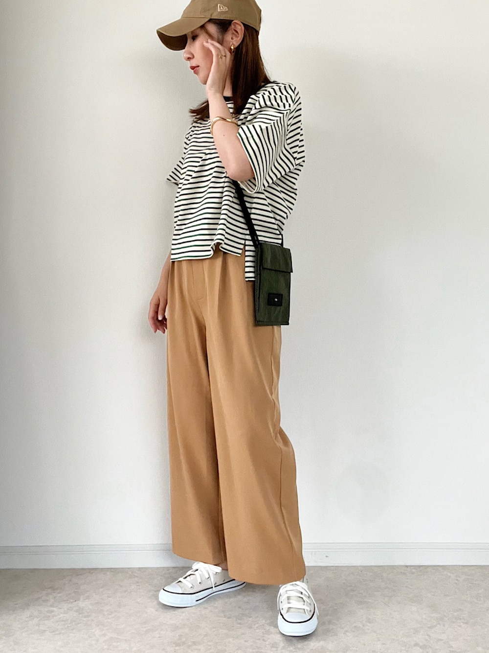 「きれいめカジュアル、converse、ママコーデ、キャップコーデ、マルチボーダー、ボーダーTシャツ、シンプル、雨の日コーデ、夏コーデ」｜「FREAK'S STOREの限定展開　マルチボーダー 半袖 Tシャツ（Tシャツ/カットソー、グリーン系）」を使った、maiko さん（骨格ウェーブ・レディース・159cm）の春コーディネートの1枚目の写真