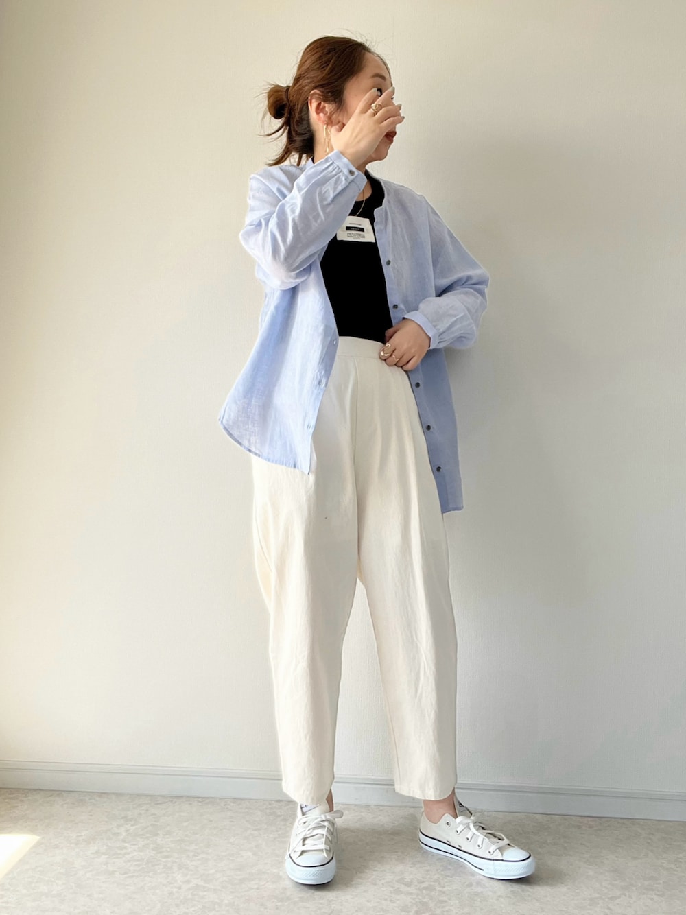 「春のNewスタイル、ブルー、リネンシャツ、イージーパンツ、スニーカーコーデ、converse、ラクチンコーデ、オトナカジュアル」｜「LBCのリネンコットンバンドカラーシャツ（シャツ/ブラウス、ブルー系）」を使った、maiko さん（骨格ウェーブ・レディース・159cm）の春コーディネートの1枚目の写真