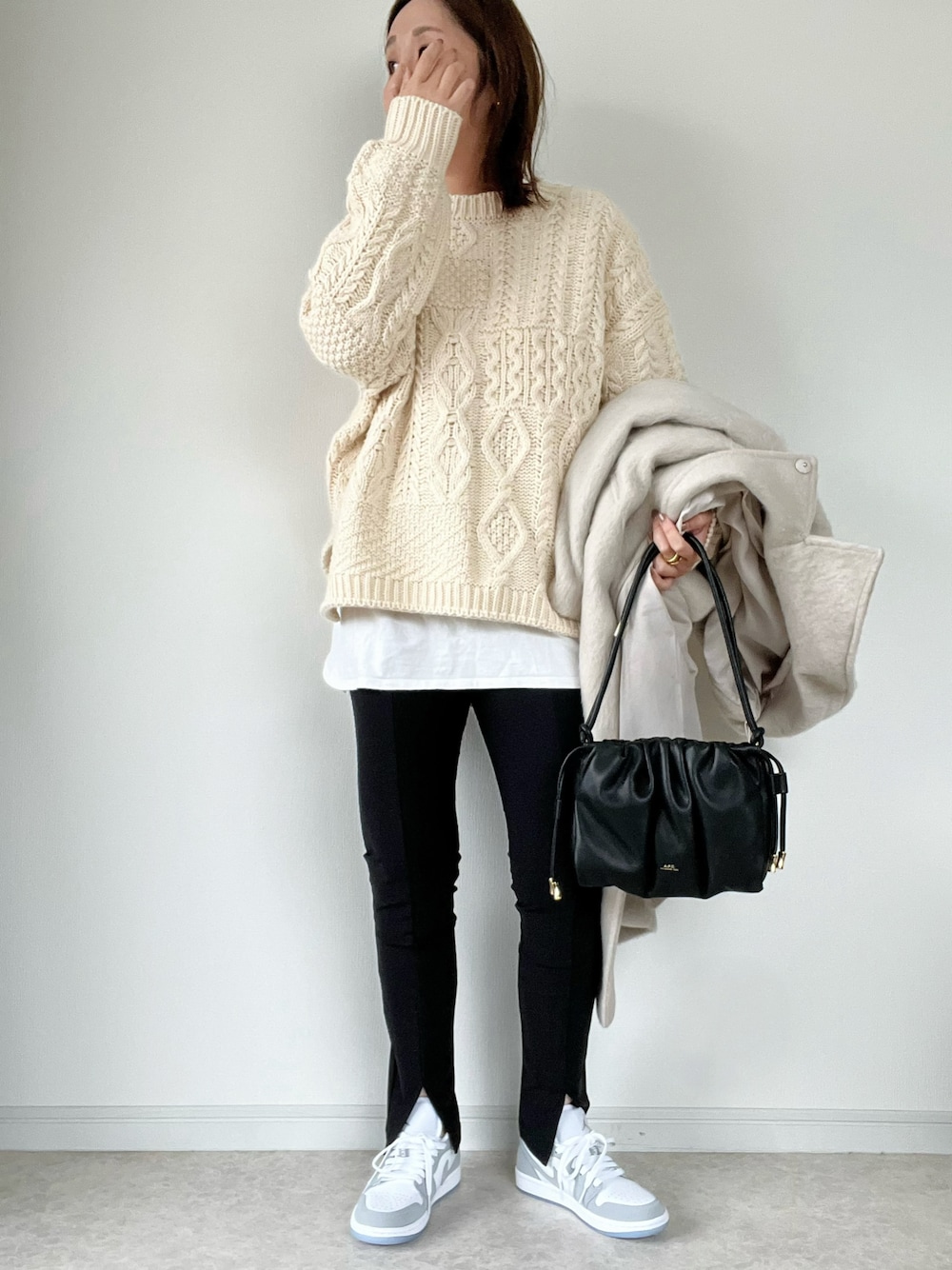 「冬服、ロングコート、ステンカラーコート、ケーブルニット、エアジョーダン、レイヤードスタイル、重ね着ベストシーズン、冬コーデ」｜「Ungridの【WEB限定】パッチワークケーブルニット（ニット/セーター、ホワイト系）」を使った、maiko さん（骨格ウェーブ・レディース・159cm）の冬コーディネートの1枚目の写真