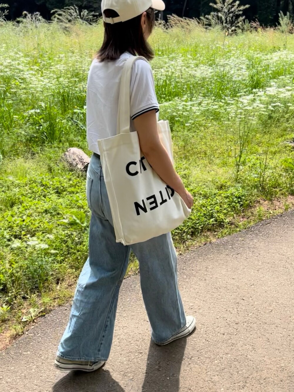 「リンガーTシャツ、夏コーデ、公園コーデ、ゆるコーデ、デニム、converse、キャップ、Tシャツコーデ、ママコーデ」｜「CITENの＜CITEN＞ロゴ ステートメント プリントバッグ（トートバッグ、ホワイト系）」を使った、maiko さん（骨格ウェーブ・レディース・159cm）の夏コーディネートの1枚目の写真