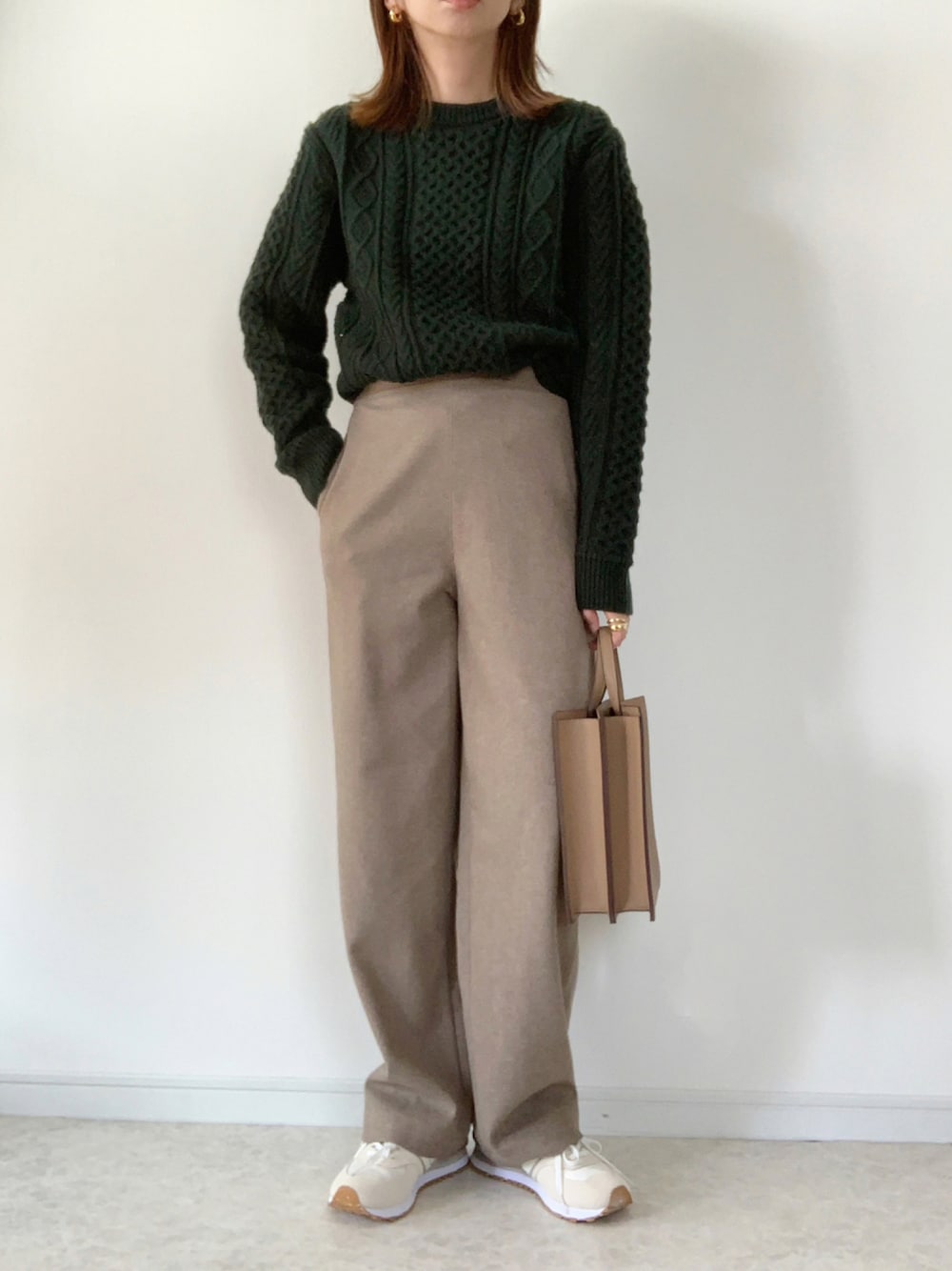 「プチプラ、アランニット、秋冬コーデ、ブラッシュドジャージーストレートパンツ、だから秋服が好き、ラフ、UNIQLO、ユニクロコーデ、メンズライク、グリーン、ストレートパンツ」｜「UNIQLOのアイテム（パンツ、ベージュ系）」を使った、maiko さん（レディース・159cm）の秋コーディネートの1枚目の写真