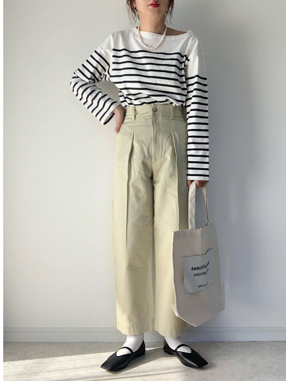 「春、オトナカジュアル、シンプル、ボーダー、ベイカーパンツ、バブーシュ、白ソックス、トートバッグ、UNIQLO、UNIQLO U、ボーダーオーバーサイズT、パールネックレス、プチプラコーデ」｜「UNIQLOのアイテム（Tシャツ/カットソー、ホワイト系）」を使った、maiko さん（レディース・159cm）の春コーディネートの1枚目の写真