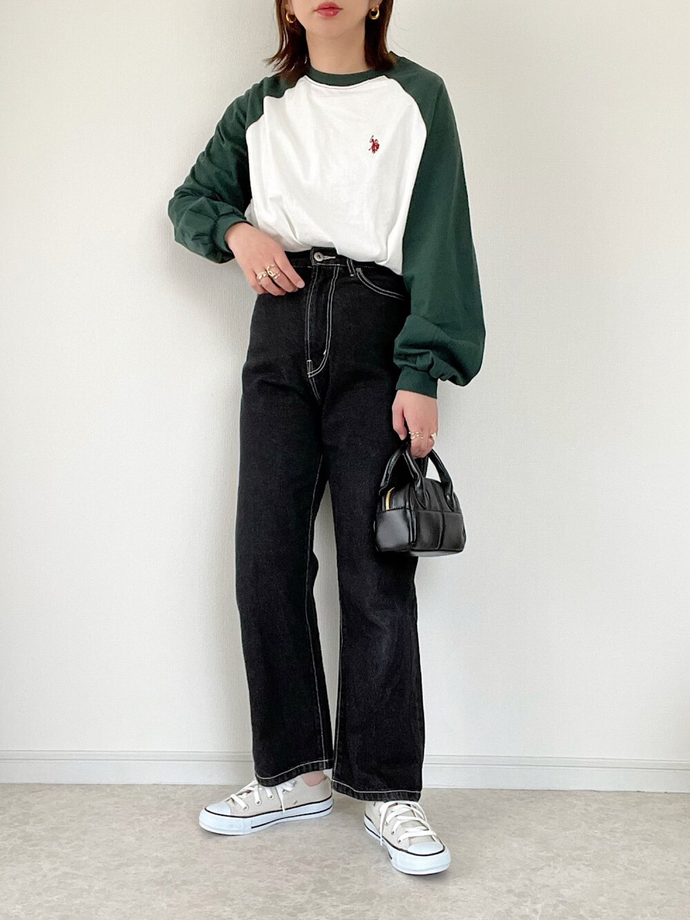 「春服デビュー宣言、春コーデ、ラグランTシャツ、ラグラン、ストレートデニム、プチプラコーデ、converse、公園コーデ、休日スタイル」｜「apres jourのストレートデニム【ZOZOTOWN限定アイテム】（デニムパンツ、ブラック系）」を使った、maiko さん（骨格ウェーブ・レディース・159cm）の春コーディネートの1枚目の写真