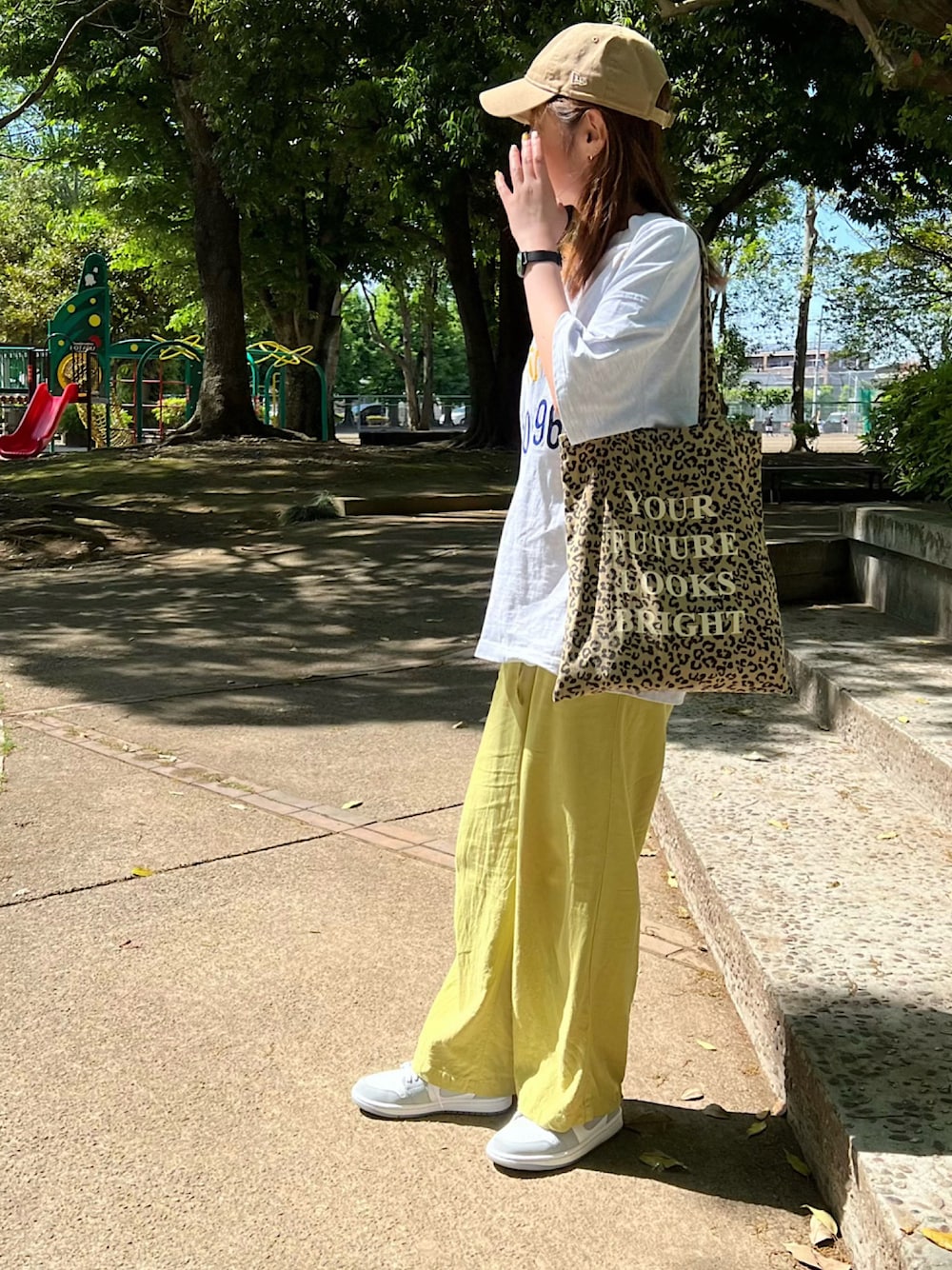 「ロゴT、ZARA、イエロー、イージーパンツ、公園コーデ、休日スタイル、夏コーデ、白スニーカー、エアジョーダン」｜「FREAK'S STOREのNew Era × FREAK'S STORE/ニューエラ 別注 9TWENTY MINI LOGO CAP/ナイントゥエンティ ミニロゴキャップ/ニューエラ（キャップ、イエロー系）」を使った、maiko さん（骨格ウェーブ・レディース・159cm）の春コーディネートの1枚目の写真