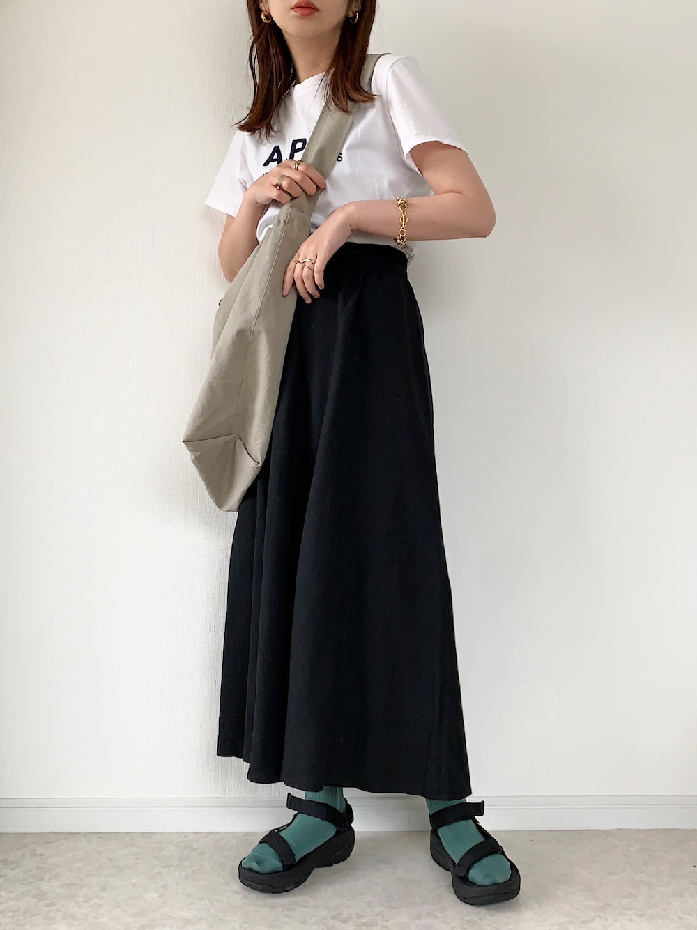 「初夏コーデ、夏、オトナカジュアル、シンプルコーデ、スカンツ、ワイドパンツ、着まわし、ロゴT、靴下 × サンダル、スポーツサンダル、グリーン、Re:EDIT、Re:EDITbymaiko、カラーソックス」｜「A.P.C.のT-SHIRT RUE MADAME HOMME JPS（Tシャツ/カットソー、ホワイト系）」を使った、maiko さん（レディース・159cm）の春コーディネートの1枚目の写真