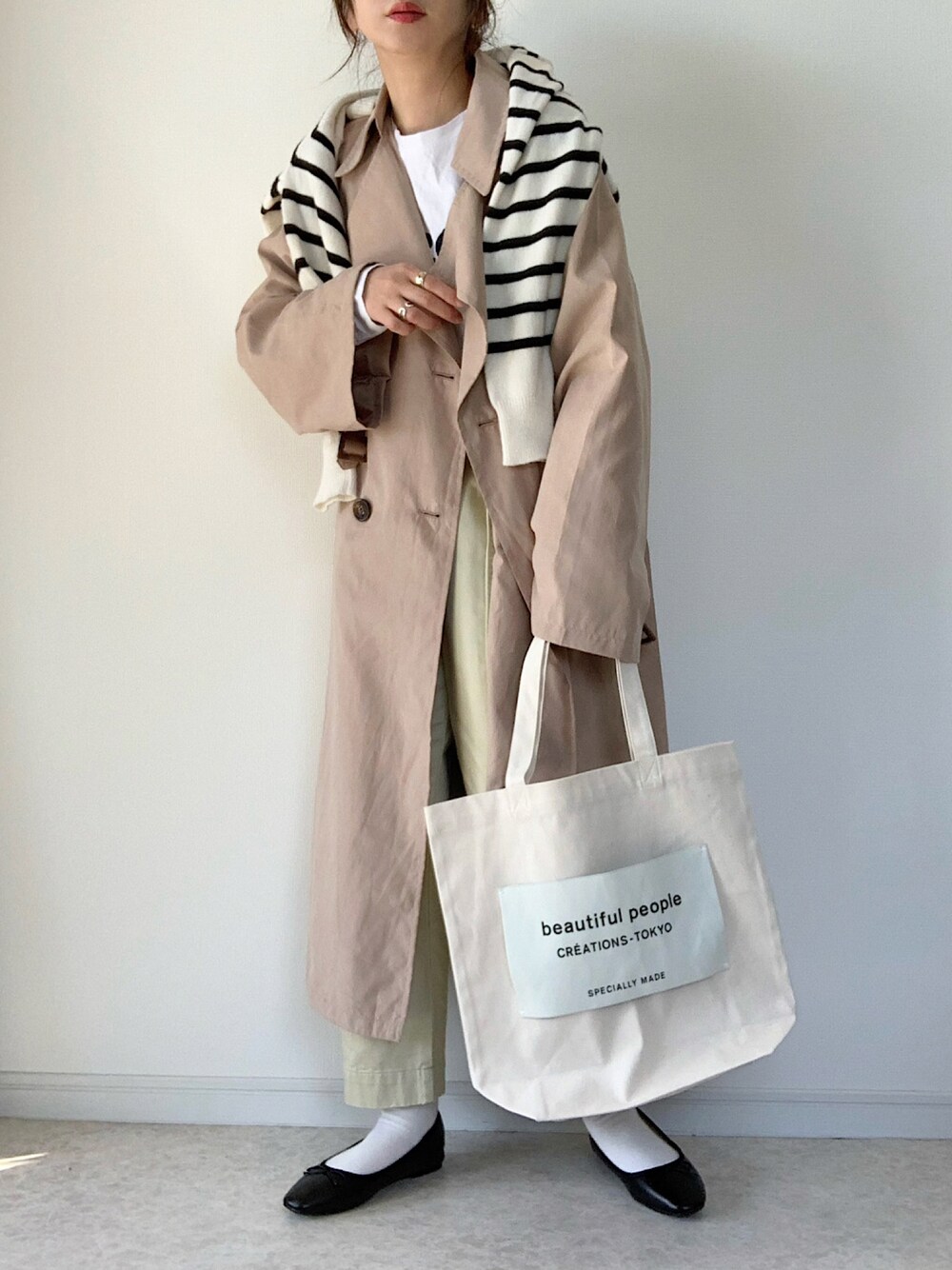 「トレンチコート、ボリューム袖、大人カジュアル、ベイカーパンツ、UNIQLO、春コーデ、ボーダー、春アウター、バレエシューズ」｜「GRLのボーダーショート丈ニットカーディガン（カーディガン/ボレロ、ホワイト系）」を使った、maiko さん（レディース・159cm）の春コーディネートの1枚目の写真
