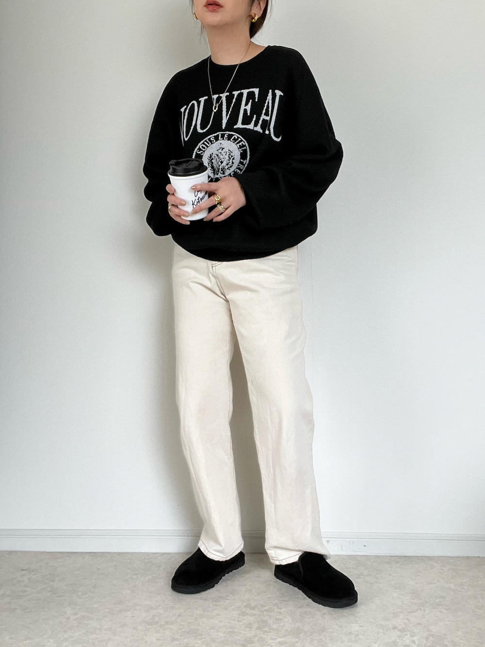 「シンプルコーデ、ロゴニット、白デニム、UGG、モノトーンコーデ、大人コーデ、キレイめカジュアル、ママコーデ、骨格ウェーブ、秋コーデ」｜「Javaの《Javaジャバコラボ》風合い溢れるこだわりのデザイン。主役級4wayジャガードロゴニット（ニット/セーター、ブラック系）」を使った、maiko さん（骨格ウェーブ・レディース・159cm）の秋コーディネートの1枚目の写真