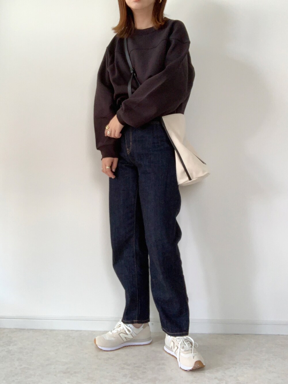 「シンプル、New Balance、UNIQLO、ユニクロ、秋コーデ、UNIQLO U、だから秋服が好き、プチプラコーデ、スウェットシャツ、ペグトップハイライズジーンズ、ボリューム袖」｜「UNIQLOのアイテム（デニムパンツ、ブルー系）」を使った、maiko さん（レディース・159cm）の秋コーディネートの1枚目の写真