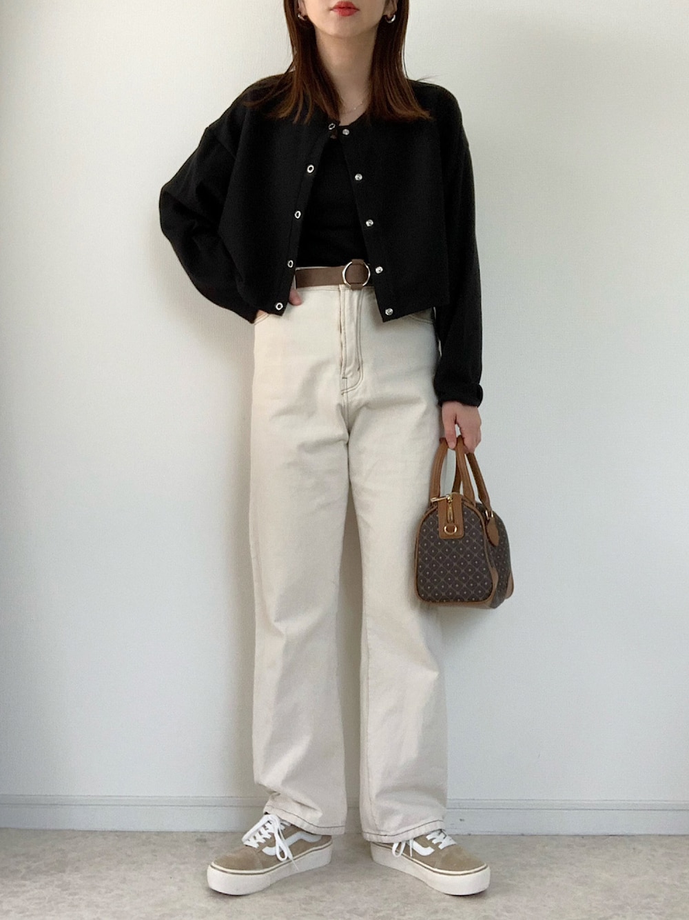 「春服、カーディガン、カーディガンコーデ、着まわし、プチプラコーデ、白パンツ、ハイウエストデニム、oldskool、休日スタイル、ボストンバッグ」｜「MLI'Aのスナップボタン／リブカーディガン(セットアップ対応)（カーディガン/ボレロ、ブラック系）」を使った、maiko さん（レディース・159cm）の春コーディネートの1枚目の写真