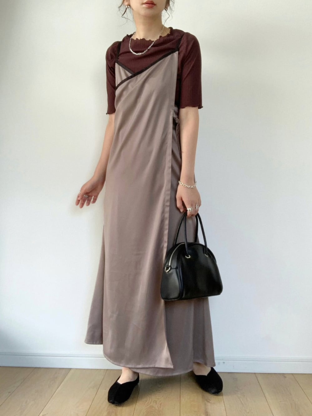 グレー系のワンピース、ブラウン系のTシャツ/カットソー、ブラック系のボストンバッグを着用したレディースの夏コーディネートの1枚目の写真